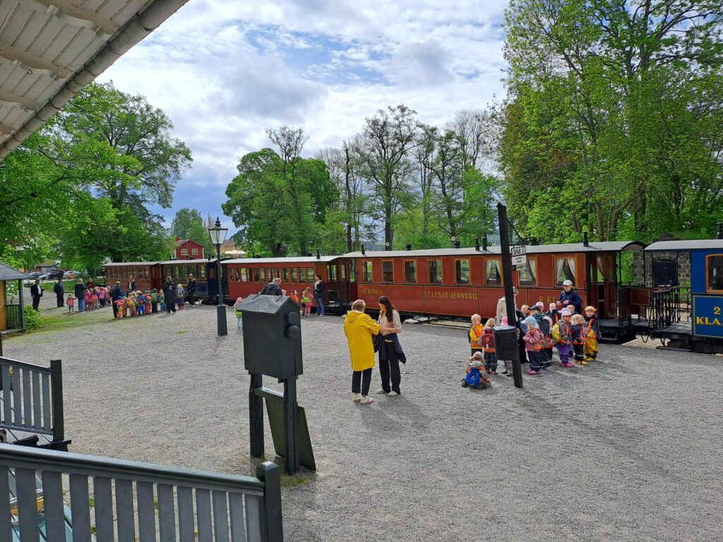 Barn som väntar på att kliva på tåget i Mariefred.